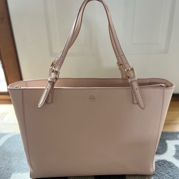 SOLD 🎉🎉Tory Burch tote - Picture 2 of 5